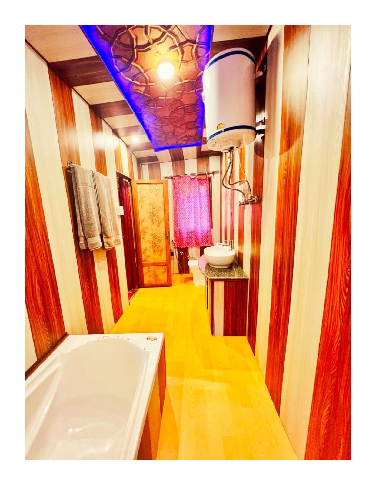 Mossess Group Of Houseboats 호텔 Srīnagar 외부 사진